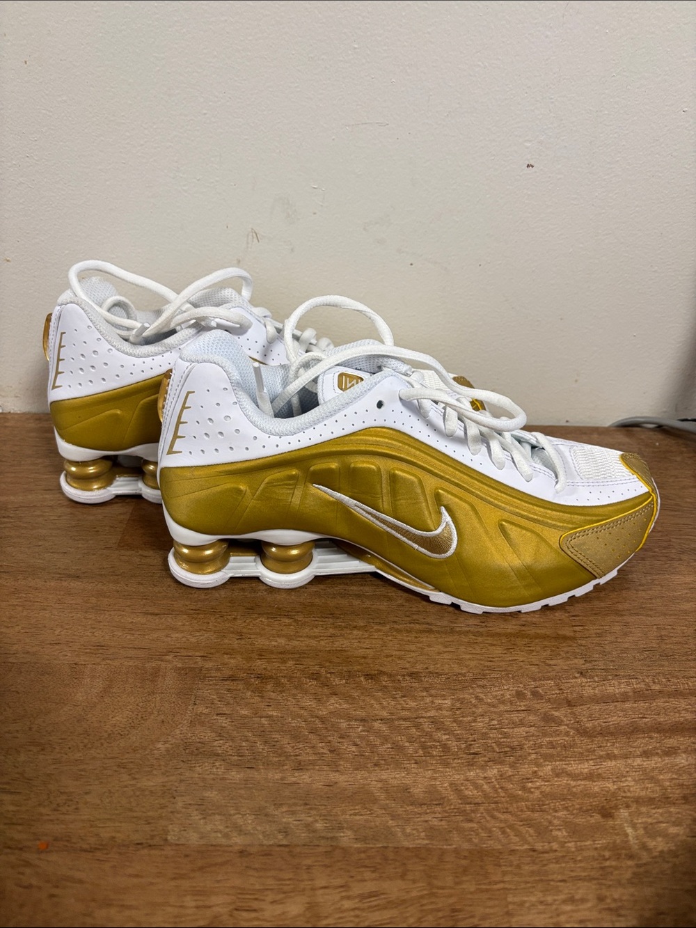 Nike Shox R4 Metallic Kids White & Gold Sneakers size 4.5.New